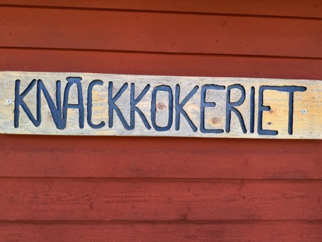 Skylt vid Knäckkokeriet i Lerdala